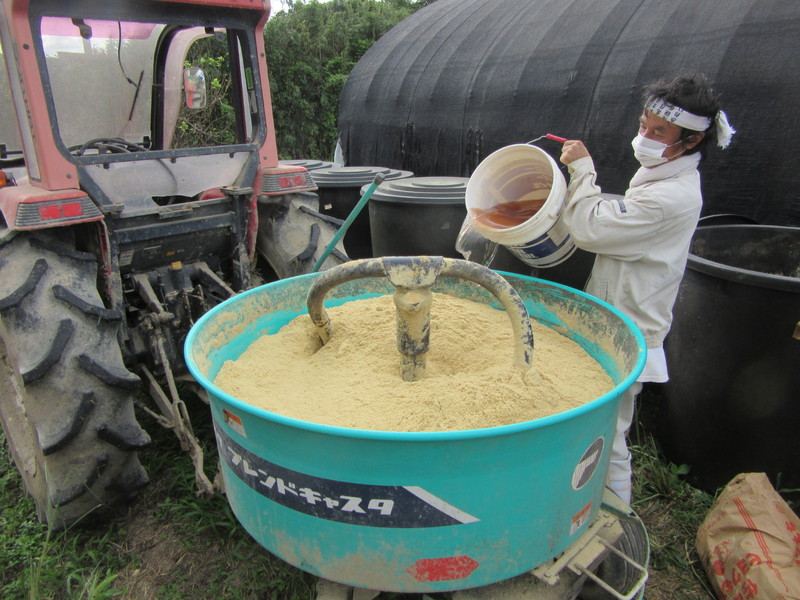 (クリックして拡大表示) 光合成菌でボカシ肥料作り。 1日やり手が痛くなりました。
