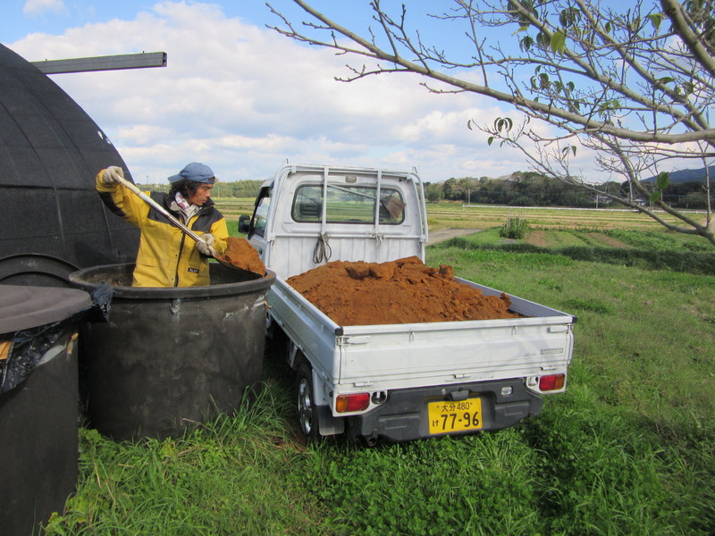 (クリックして拡大表示) 来季に備えて植物性有機肥料を田圃に散布 ボカシ熟成樽から軽四に積込み