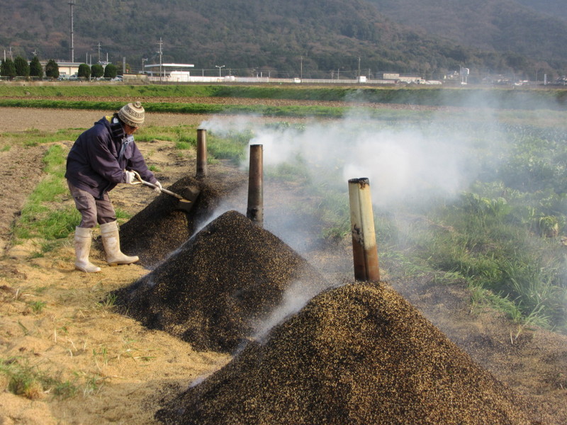 (クリックして拡大表示) 今年最初の燻炭焼き 湿気っていたためなかなか焼けず。