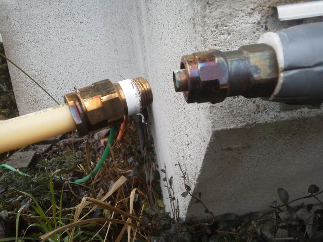 (クリックして拡大表示) 大変!漏水、断水 パイプが外れ!