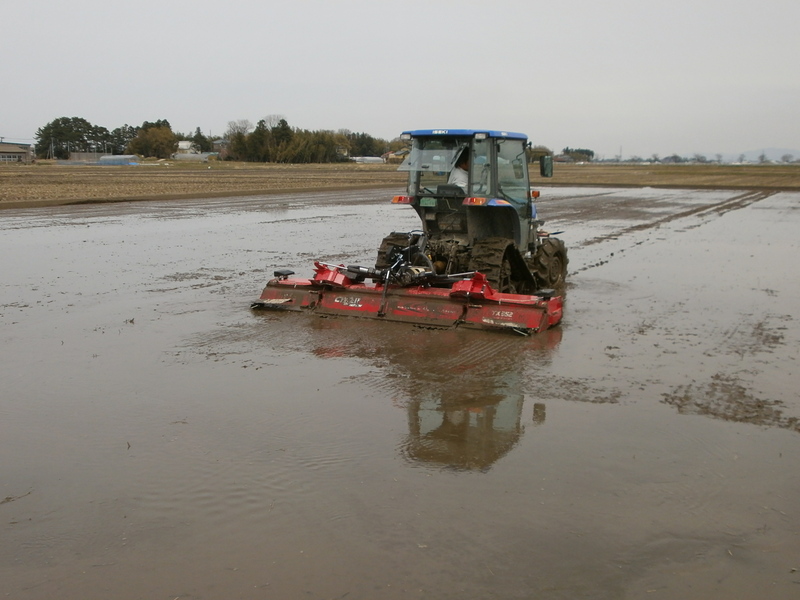 (クリックして拡大表示) 代掻き始める。 代かき