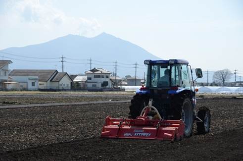 (クリックして拡大表示) 来年の収穫に向けて、第一歩 耕すことをこの地域では「うなう」と言います