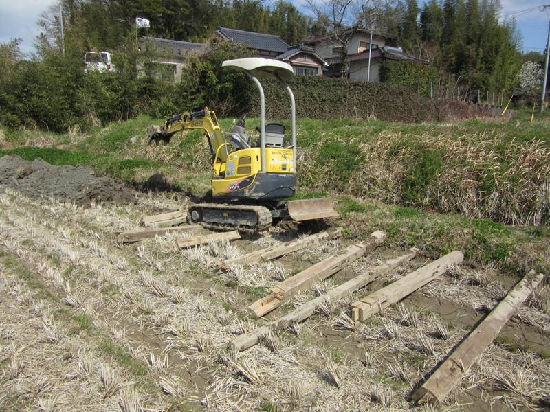 (クリックして拡大表示) 田圃の溝堀 八面六臂の活躍