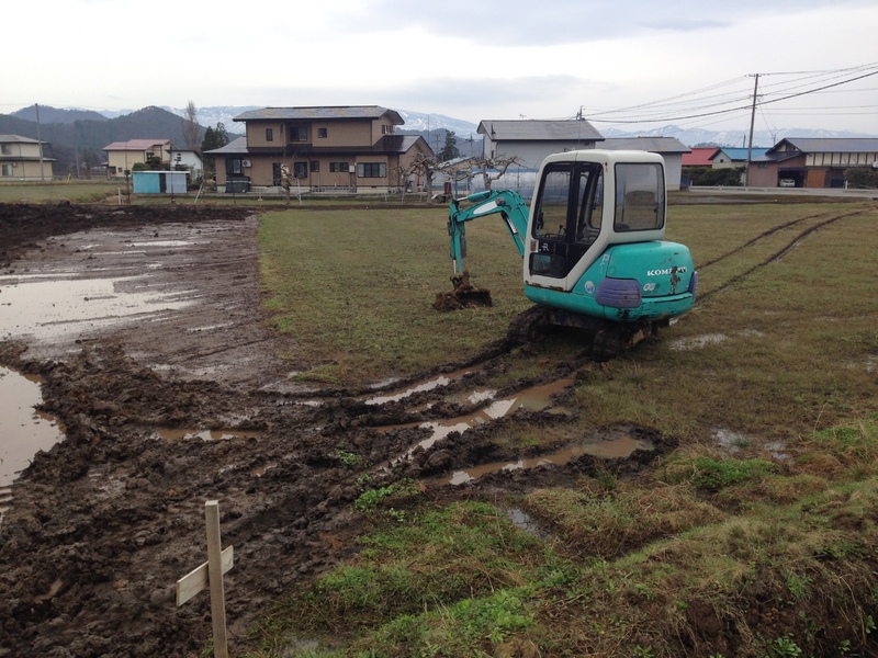 (クリックして拡大表示) ユンボで田んぼの高低差を整地しています ユンボは重量2トンで田んぼもぬかります