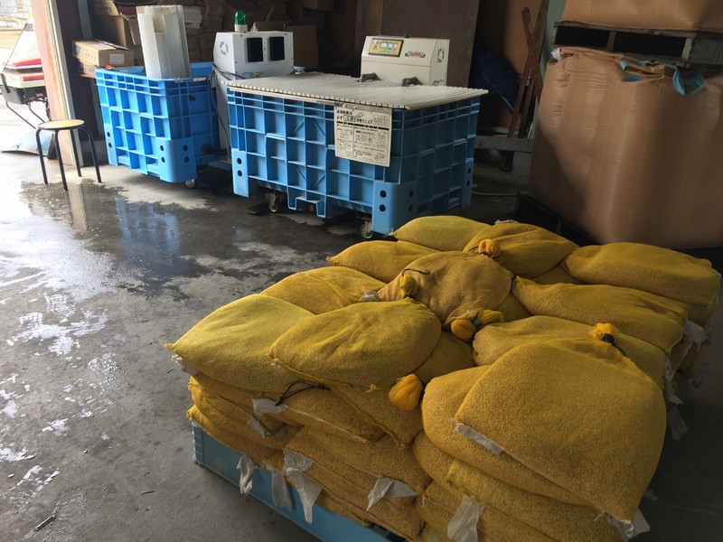 (クリックして拡大表示) 春作業開始!! 60℃のお湯に10分間種もみを付けて消毒します。