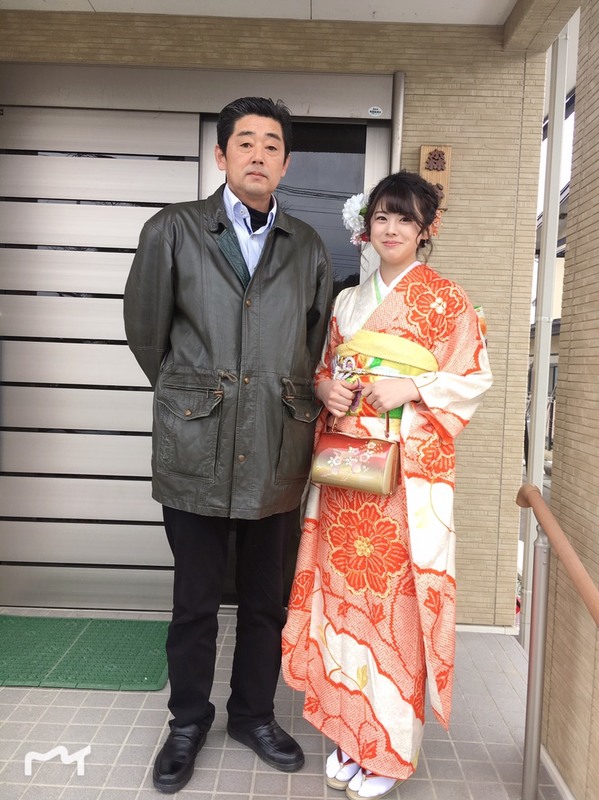 (クリックして拡大表示) 娘の成人式 家の玄関で久しぶりに親子写真