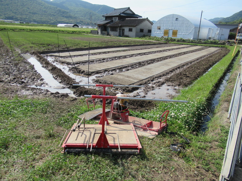 (クリックして拡大表示) 悪戦苦闘の箱並べ。 戦い済んで。