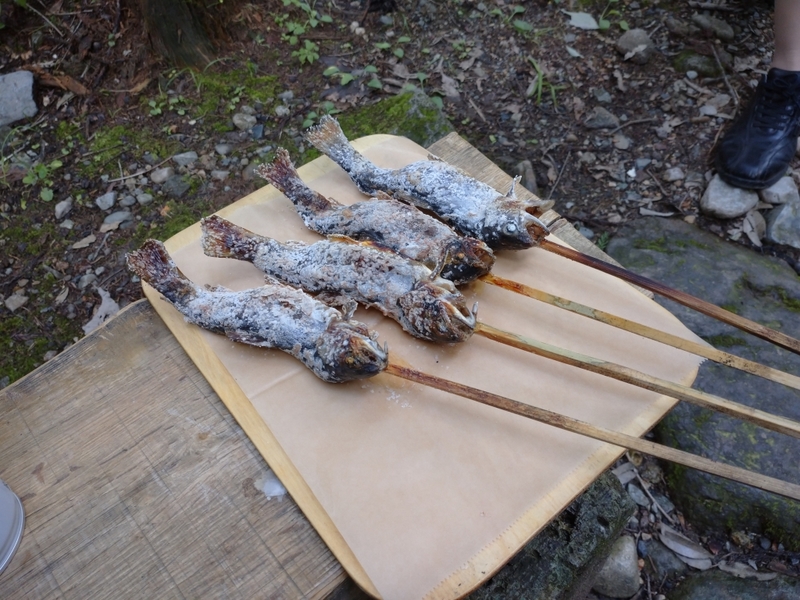 (クリックして拡大表示) 大嶋農場那須へゆく! 釣り堀で釣れた魚は塩焼きにしてくれます!