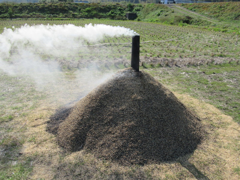 (クリックして拡大表示) 苗箱の培土に使う薫炭焼き 傍によるとけっこう熱い。