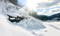 雪に埋もれたハサ小屋 