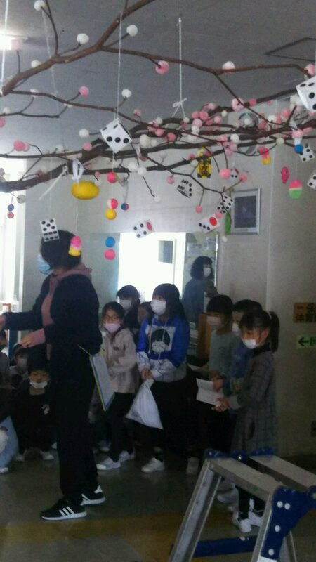 (クリックして拡大表示) 旧正月 1月10日のだんご差し(蔵王一小)  みんなで協力しました。