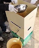 (クリックして拡大表示) 平成20年度春作業開始! 脱芒機に種もみを入れて、脱芒します