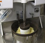 (クリックして拡大表示) プロジェクトもち!販売開始 杵つき製法の”どんらく” 丹念に搗きます