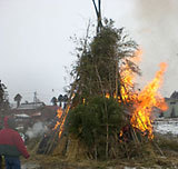 (クリックして拡大表示) 小泉集落のサイノカミ 燃えるサイノカミ