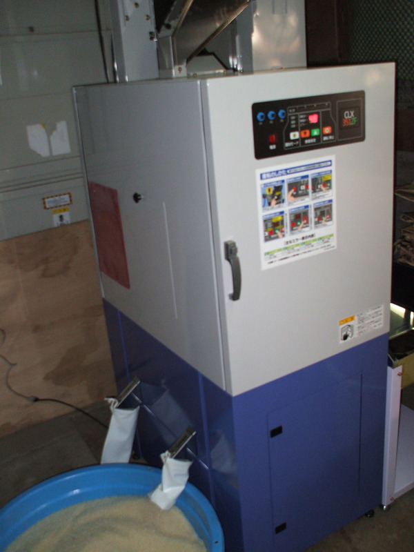 (クリックして拡大表示) 色彩選別機を導入しました。 斑点米、もみ殻などの異物を選別中