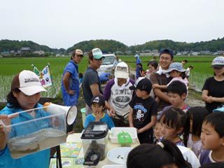 (クリックして拡大表示) ランドローム田植え体験 ランドローム田植え体験