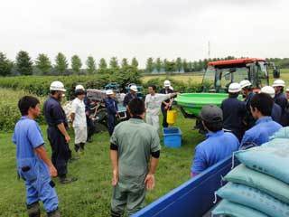 (クリックして拡大表示) みんなで最新の農業機械・技術の研修 真剣に話を聞いています
