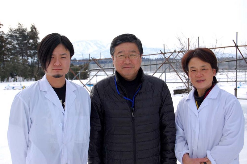 (クリックして拡大表示) 新年のご挨拶 【左から】内山博登、代表:内山義夫、内山節子