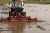 (クリックして拡大表示) 田植えに向けて代掻き! 丁寧に代掻きをします