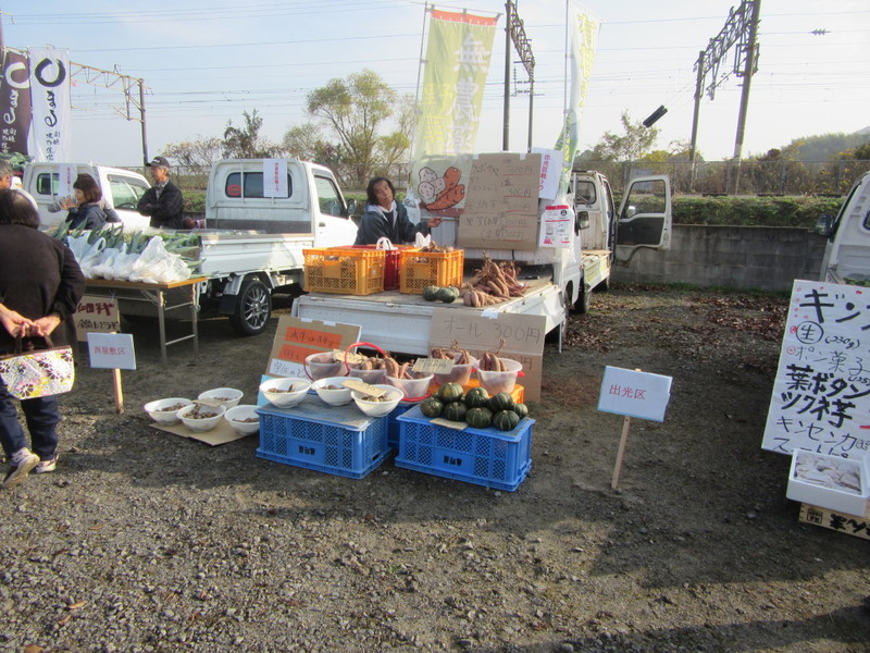 (クリックして拡大表示) 軽トラ市に出店 なかなかお客様が来ません。