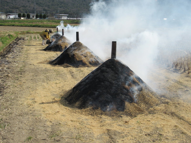(クリックして拡大表示) 今年初めての薫炭焼き。 目が離せません。