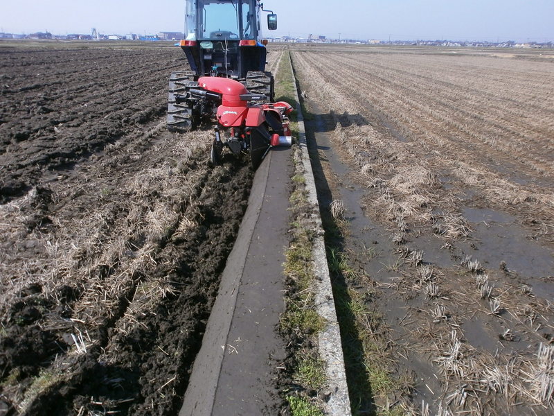 (クリックして拡大表示) 畔塗りを始めました。 畔塗り