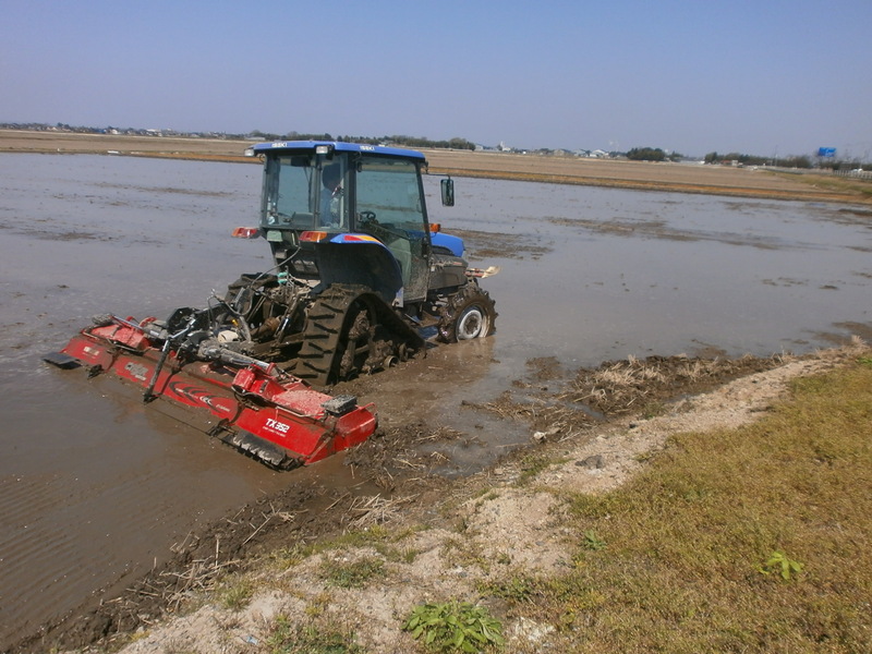(クリックして拡大表示) 代掻き始める。 代掻き